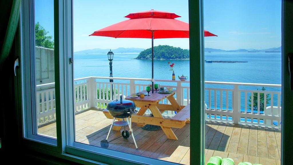 Blue & White Pension Namhae Exterior foto