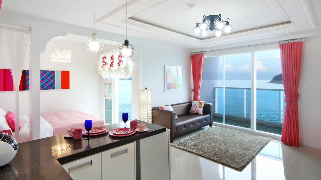 Blue & White Pension Namhae Exterior foto