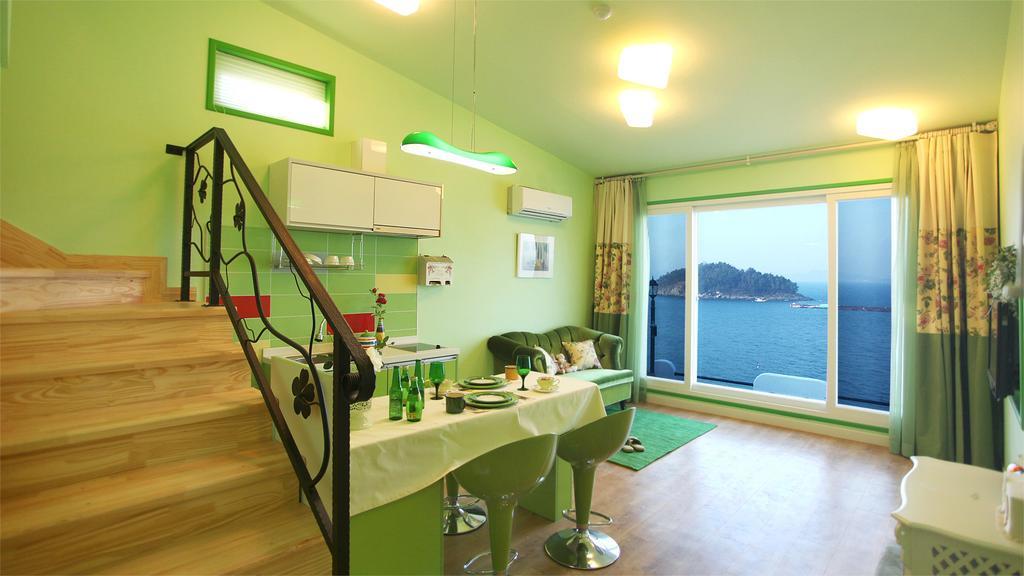 Blue & White Pension Namhae Exterior foto