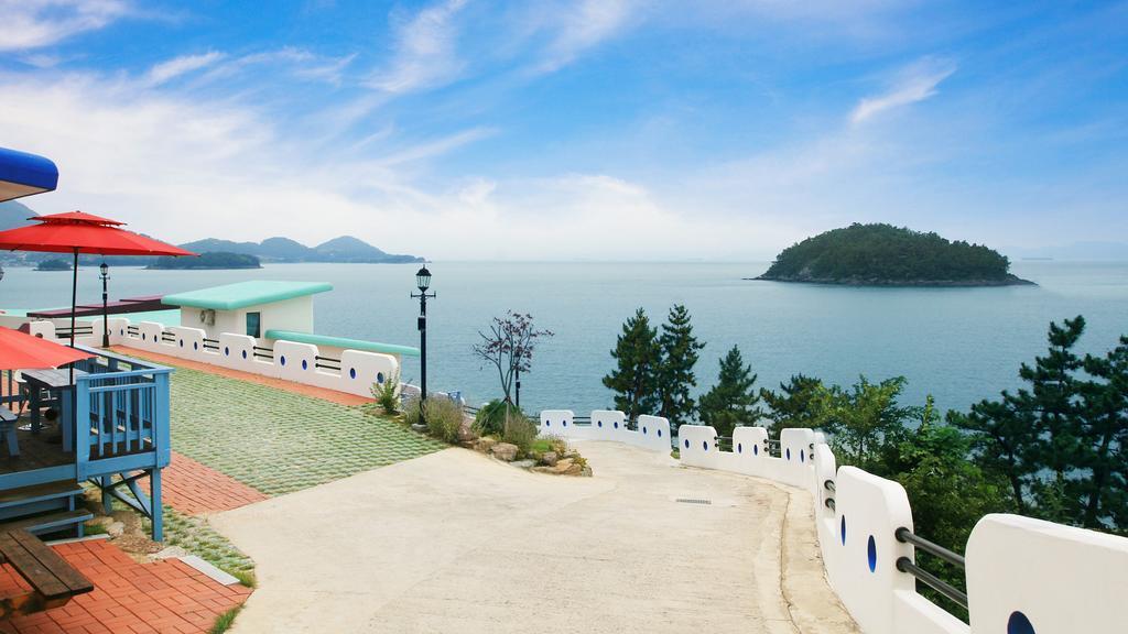 Blue & White Pension Namhae Exterior foto