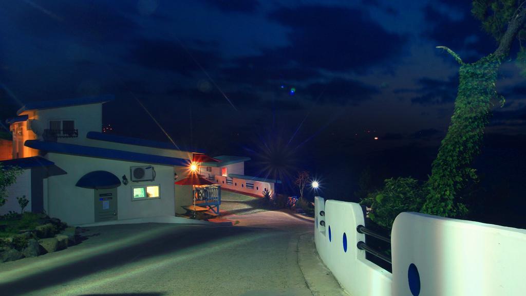 Blue & White Pension Namhae Exterior foto