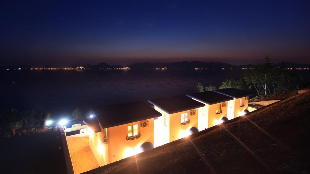 Blue & White Pension Namhae Exterior foto